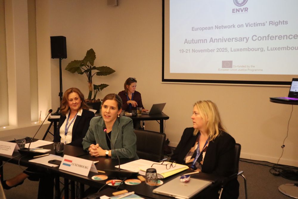 de g. à dr.: Aniella Ferenczi dr – Manager Association of the European Network on Victims' Rights; Elisabeth Margue – Ministre de la Justice Pascale Millim – Conseiller au Ministère de la Justice 