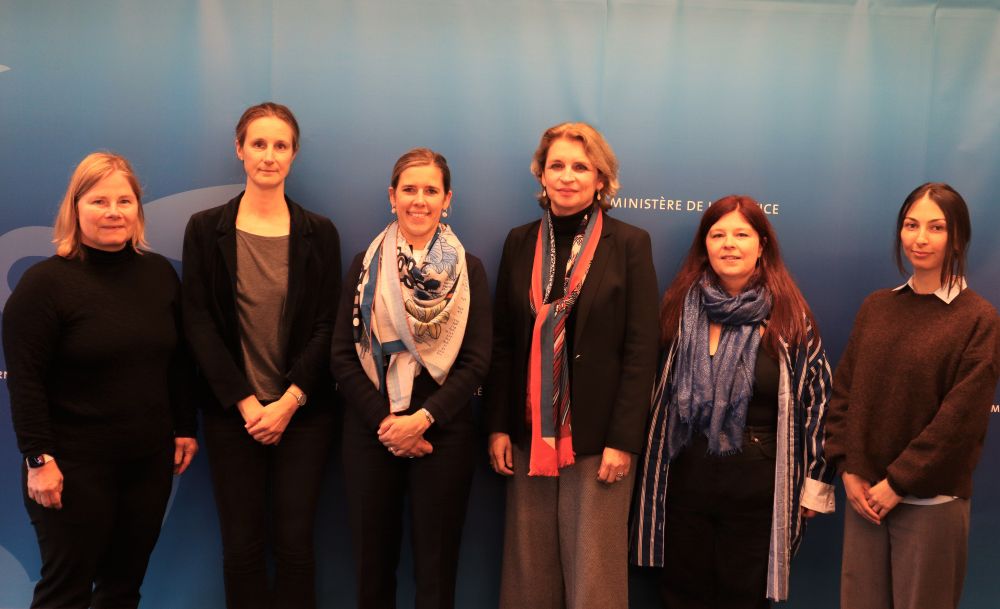 Patricia Weicker et Séverine Callens (Ombudsman) ; Elisabeth Margue, Ministre de la Justice, et Claudine Konsbruck, Ombudsman ; Christine François et Cathy Simoes (Ombudsman) 