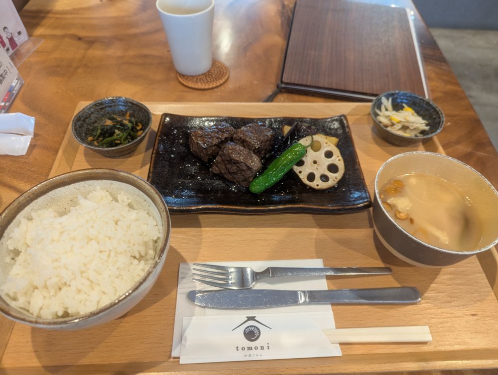 知床ごはん”tomoni"
知床鹿肉ステーキ定食