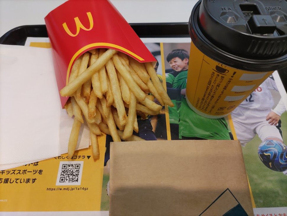 マックのポテトとホット珈琲と今読んでる本。