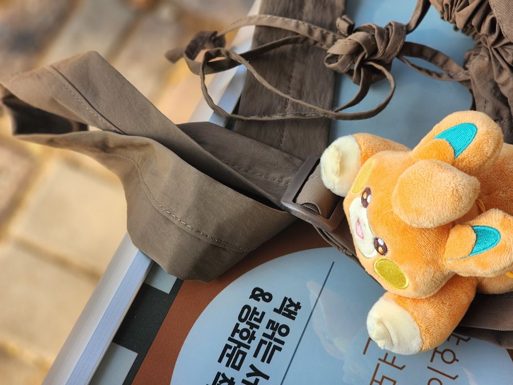 엉따의자에 앉아서 웃고있는 빠모