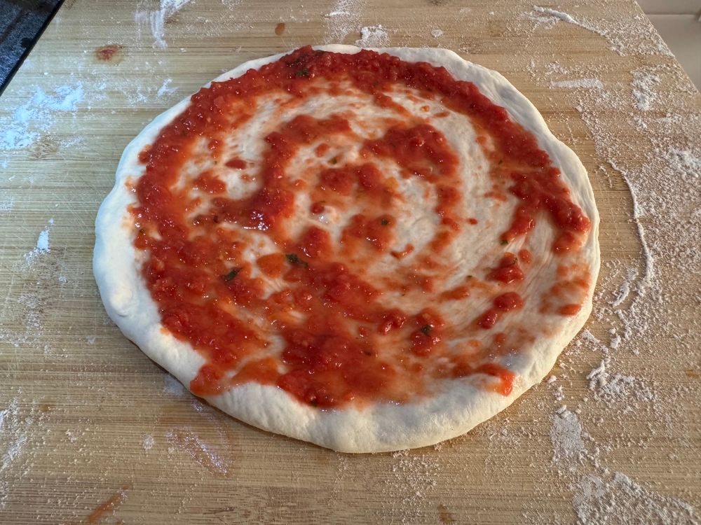Massa de pizza ja amb el tomàquet