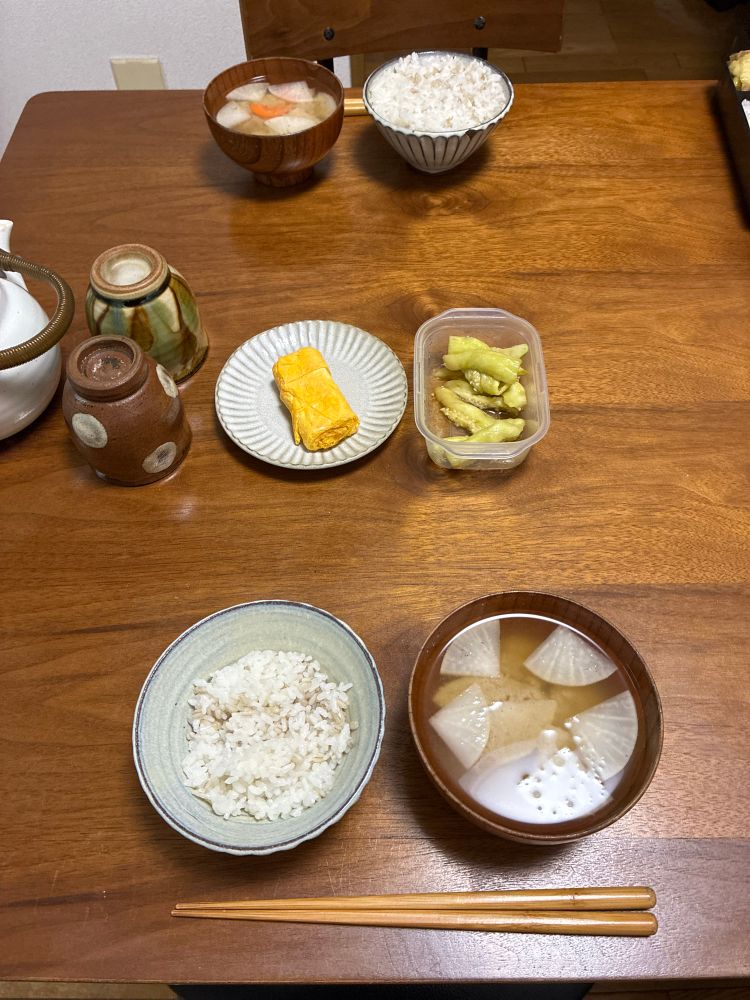 大根の味噌汁　お弁当の残りのだし巻き卵と蒸しなす　もち麦ごはん