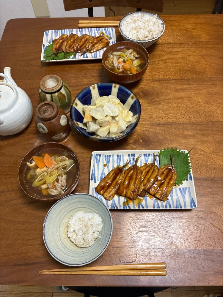 いわしの蒲焼き　里芋と揚げの白味噌煮　味噌なし豚汁　もち麦ごはん
