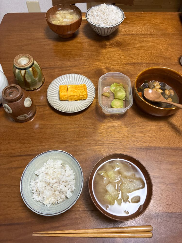 白菜の味噌汁　お弁当の残りのだし巻き卵とブロッコリーの茎のザーサイ風　もち麦ごはん　五目豆