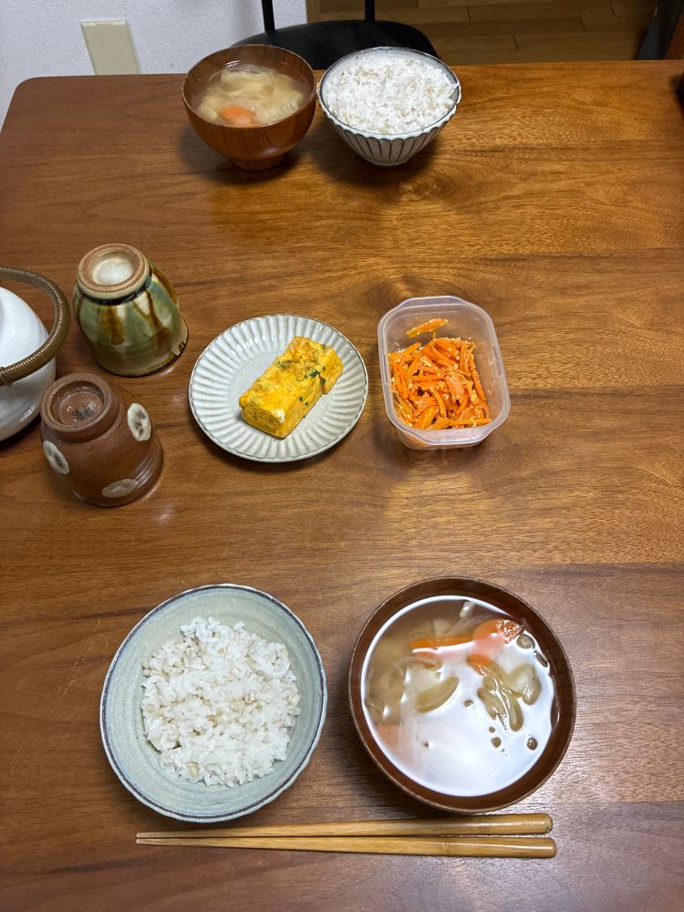 キャベツとじゃがいもの味噌汁　お弁当の残りのじゃこねぎ入り卵焼きとにんじんしりしりパルメザン　もち麦ごはん