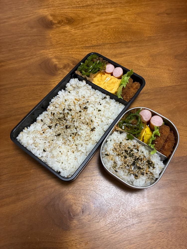 冷凍の鶏ごぼうメンチ　乾えび入り卵焼き　冷凍のオムレツ　ピーマンのおかか甘辛炒め　ウインナー　もち麦ごはん