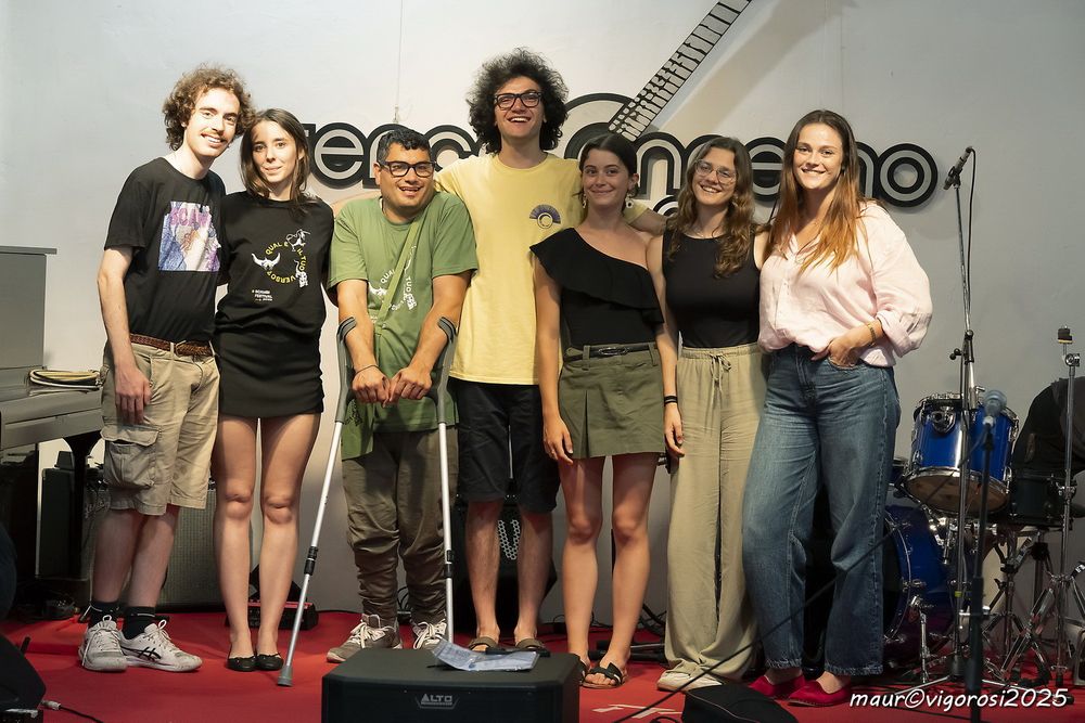 Foto con lo staff di Scambi sul palco della sede del Club Tenco di Sanremo.
