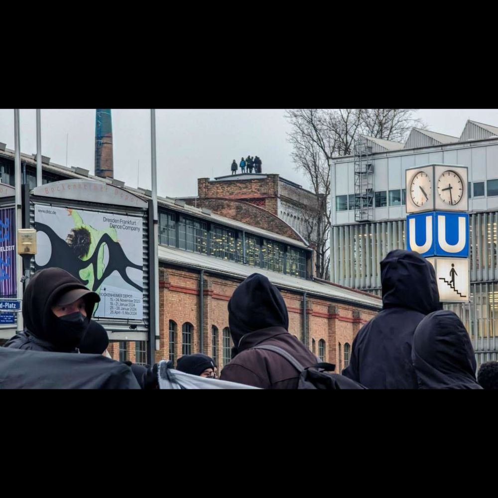 Besetzung der Frankfurter Dorndorf-Druckerei und Demo:  „Dondi bleibt“ auf dem Dach