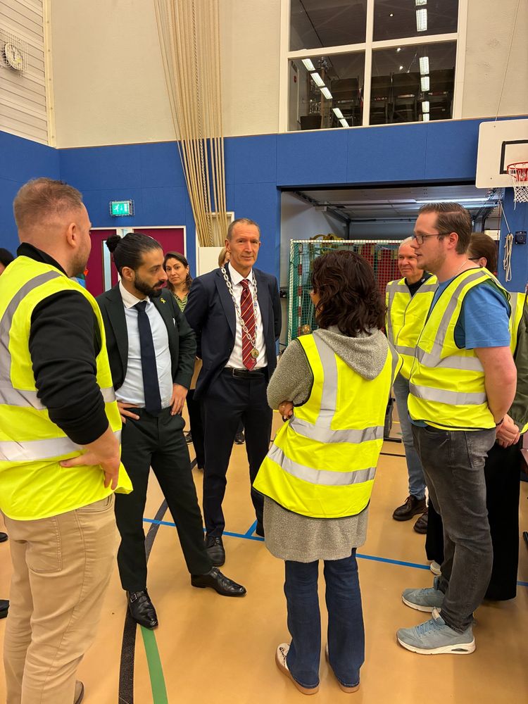 Ulysse Ellian samen met burgemeester Erik van Heijningen in gesprek met de tellers in de Limeshal