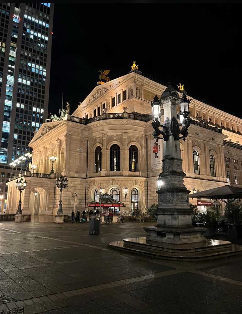 Frankfurt. 
Blick auf die Alte Oper bei Nacht
