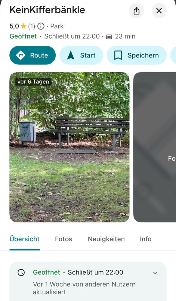 Screenshot eines bei Google Maps hinterlegten Orts „Kein Kifferbänkle“ mit dem Foto einer etwas bemoosten Parkbank und eines Mülleimers. Sowie der Öffnungszeit bis 22 Uhr 