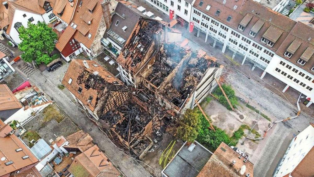 Drohnen-Bild der abgebrannten Häuser in der Villinger Altstadt. 
