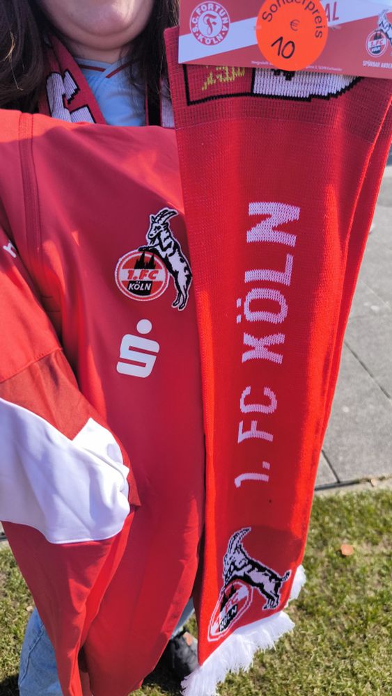 2 Gewinne Schal und Oberteil vom 1. FC Köln.