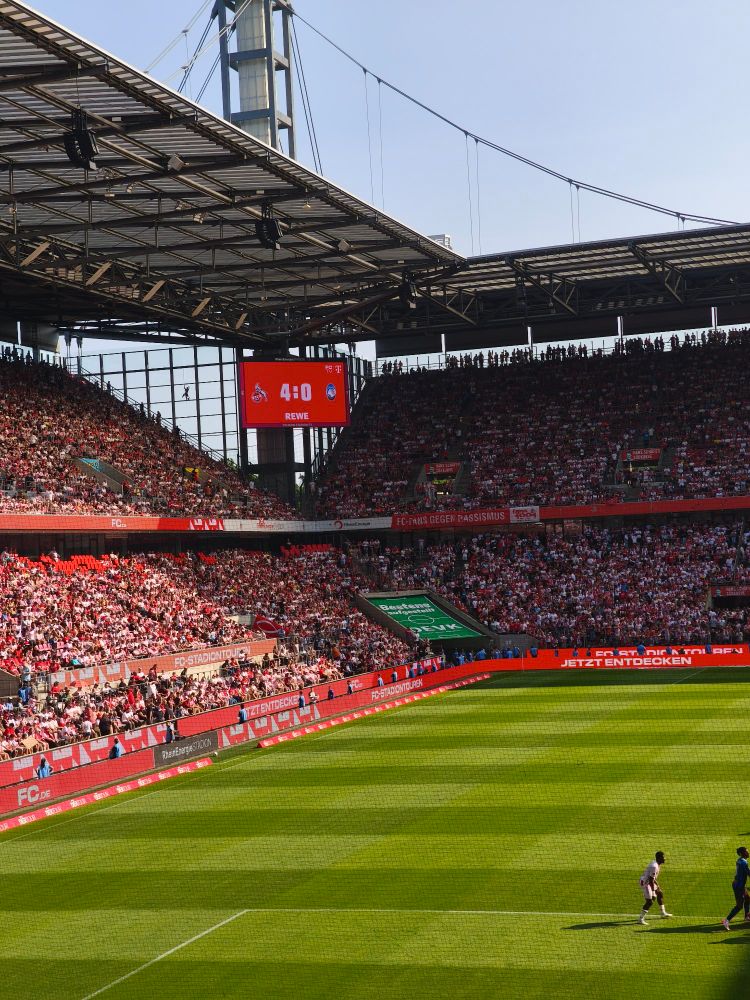 Blick auf die Anzeigentafel nach dem Testspiel des 1. FC Köln gegen Atalanta Bergamo 4:0