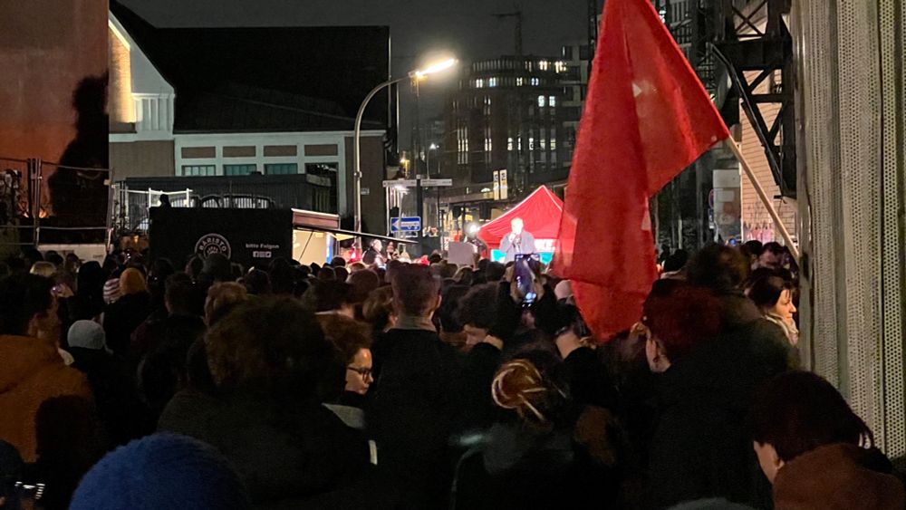 Jan van Aken spricht zu der Menge.