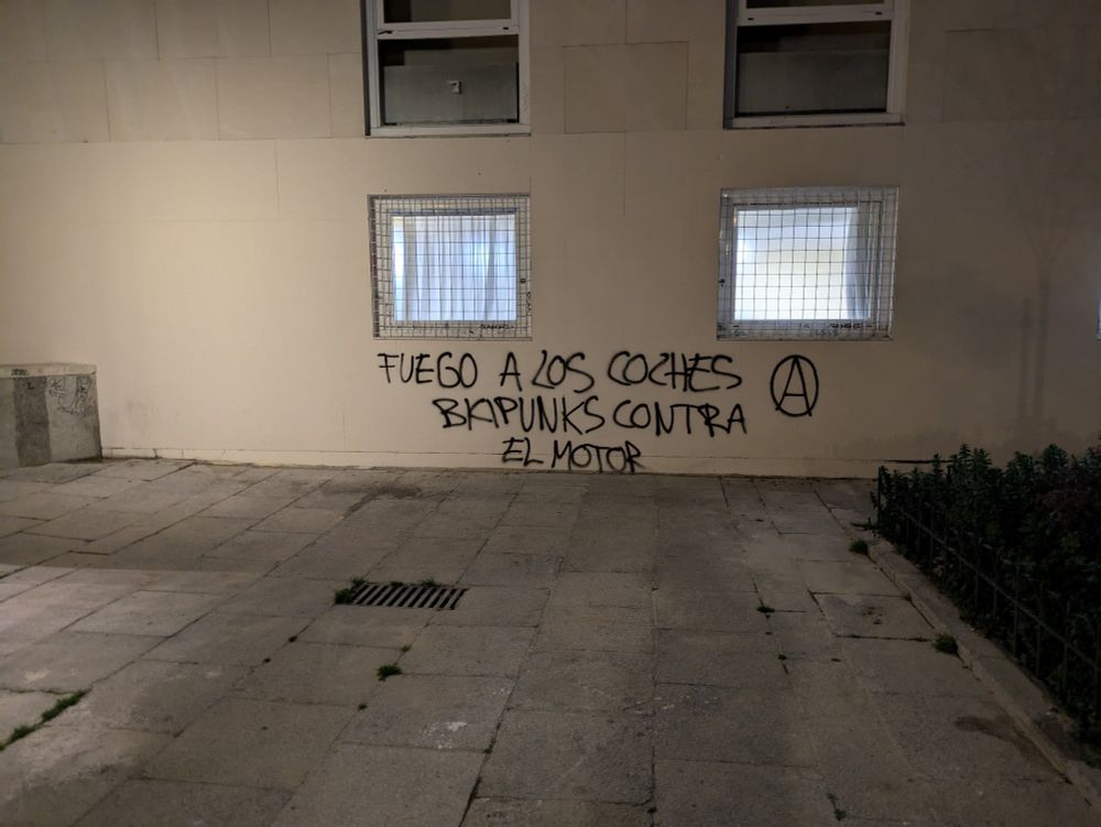 Graffiti: Fuego a los coches. Bicipunkis contra el motor.