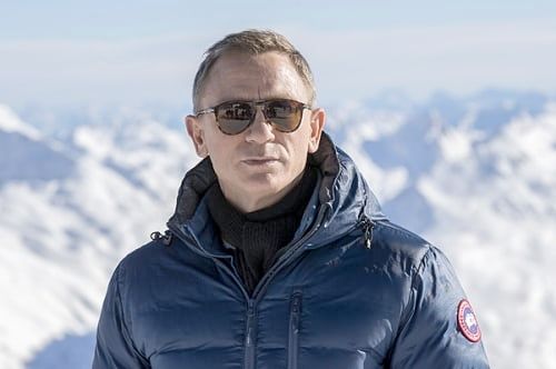 Daniel Craig vor verschneiten Bergen