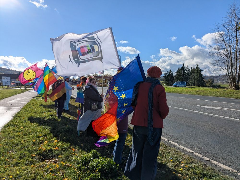 B96BEGRADIGEN mit bunten Flaggen, Höhe Ebendörfel bei Bautzen am 26.10.2025.