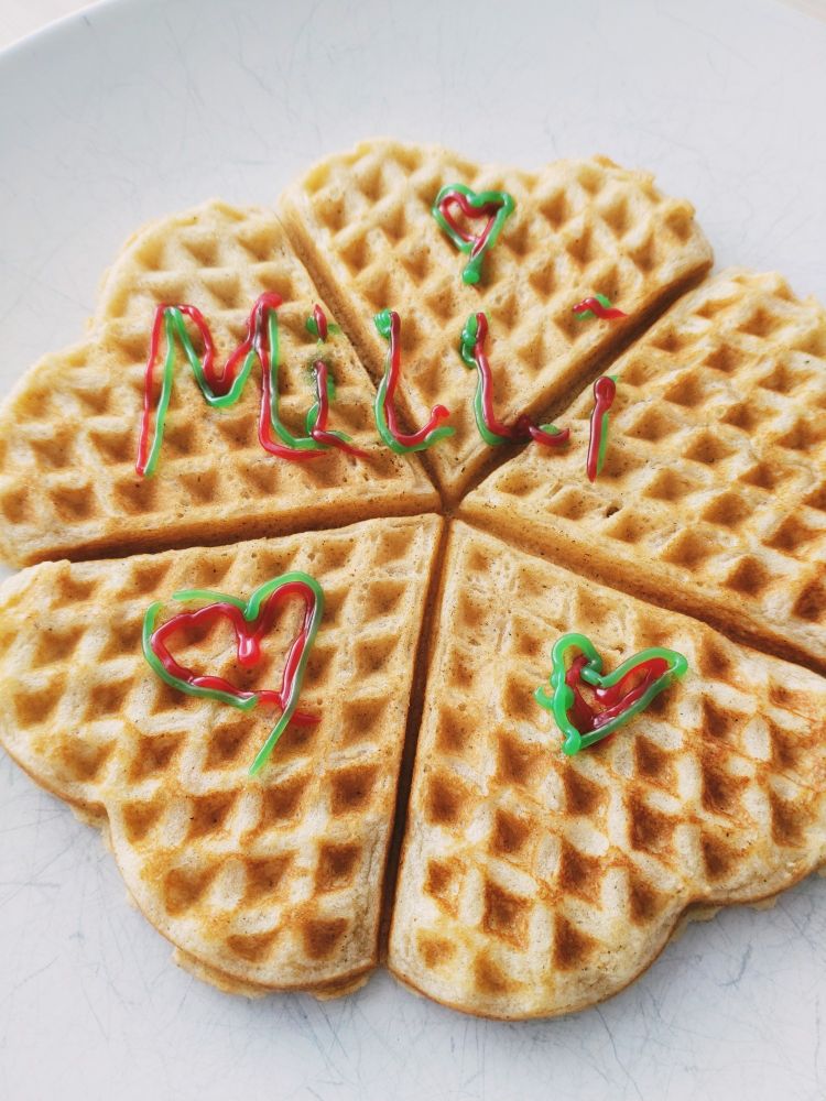 Herzförmige Waffel auf der "Milli" in grün und rot geschrieben steht