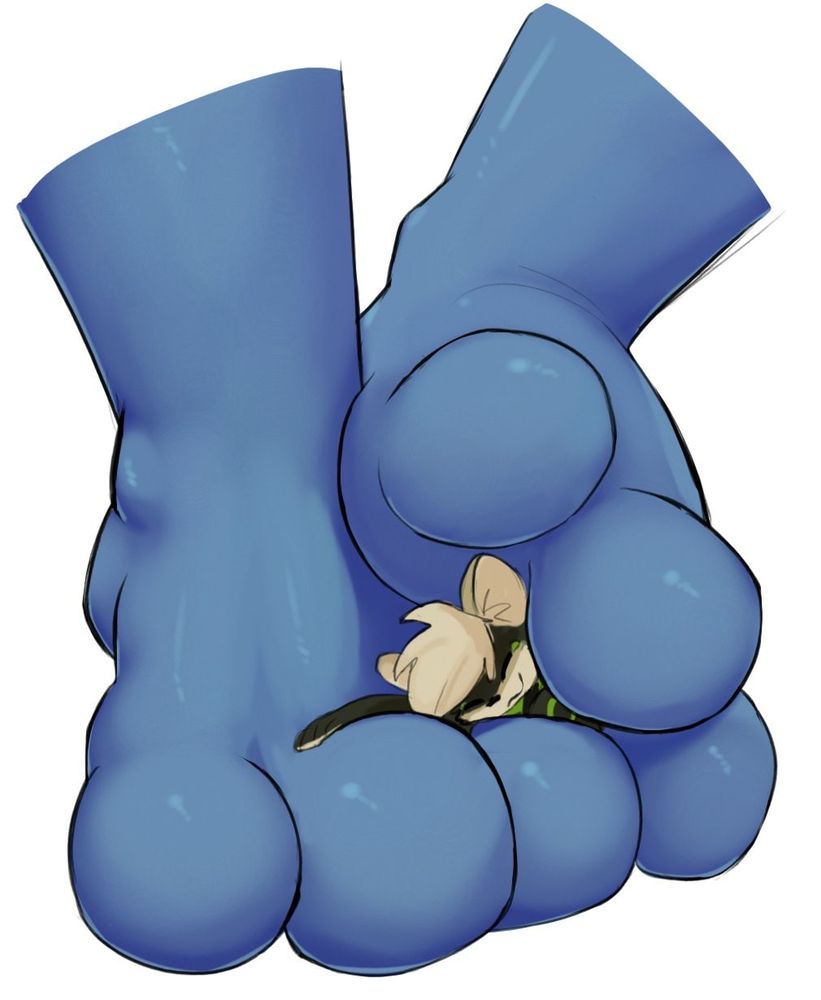 Deino paws wrapped around a small mouse