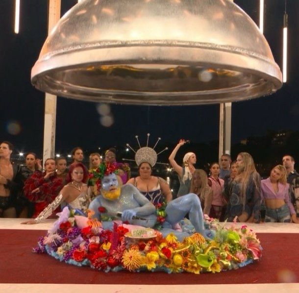 Philippe Katherine apparaît a la cérémonie des JO