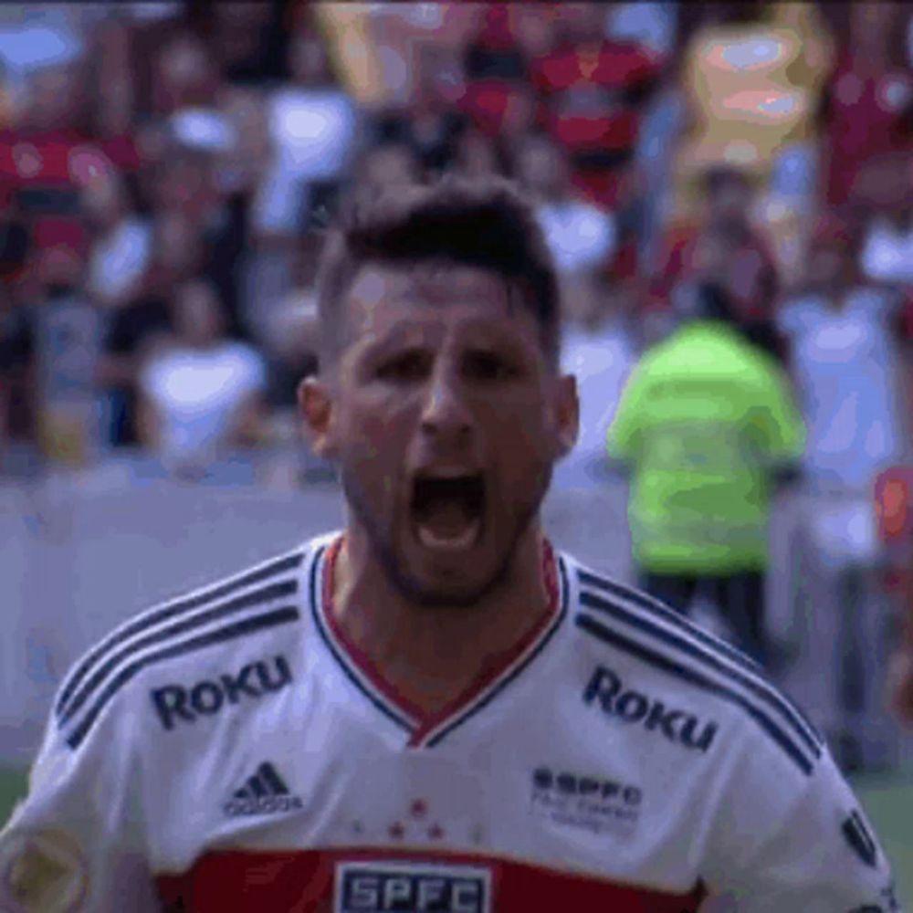 a soccer player wearing a jersey that says roku spfc on it