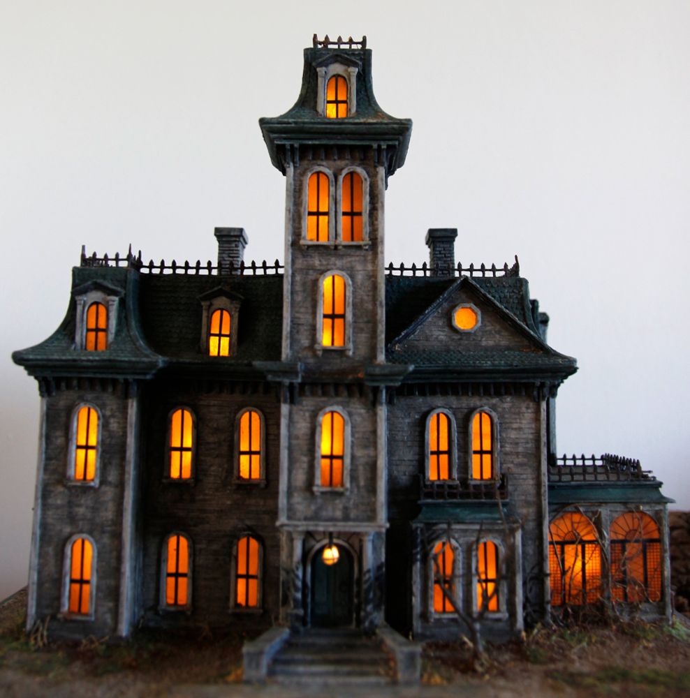 Maison miniature de la famille Addams.