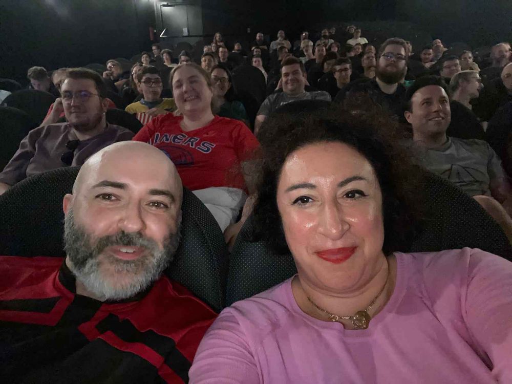 Moi et Marina en selfie avec le public derrière dans la salle de cinéma.