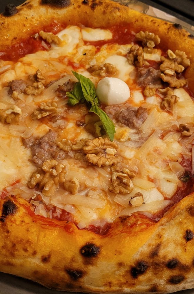 Pizza ua mit Käse und Walnüsse 