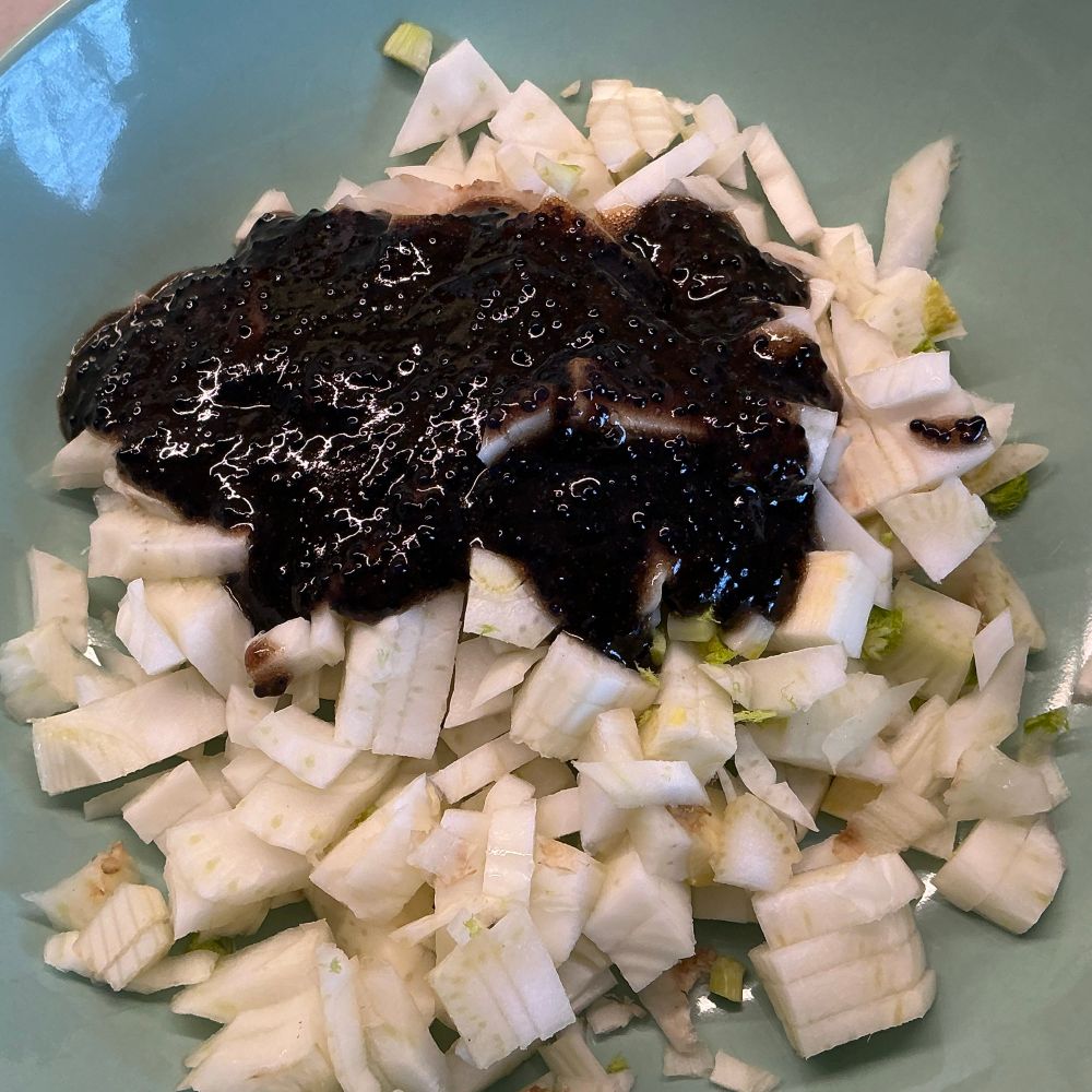 Fenouil cru avec une sauce aux œufs de lompe 