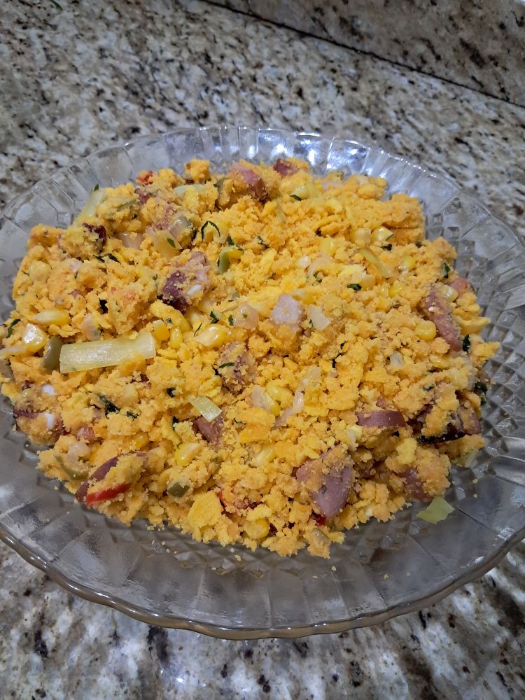 Tigela de vidro com farofa de farinha de milho