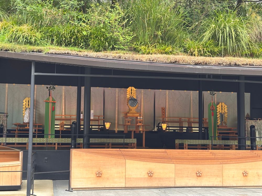 改修工事のため御本殿見られなかった。これは仮殿。