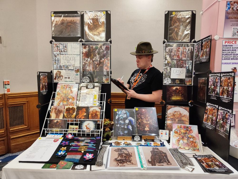 Skirmisher wearing Meeesh's hat, holding Meeesh's tablet behind Meeesh's dealer's den stall, pretending to be Meeesh