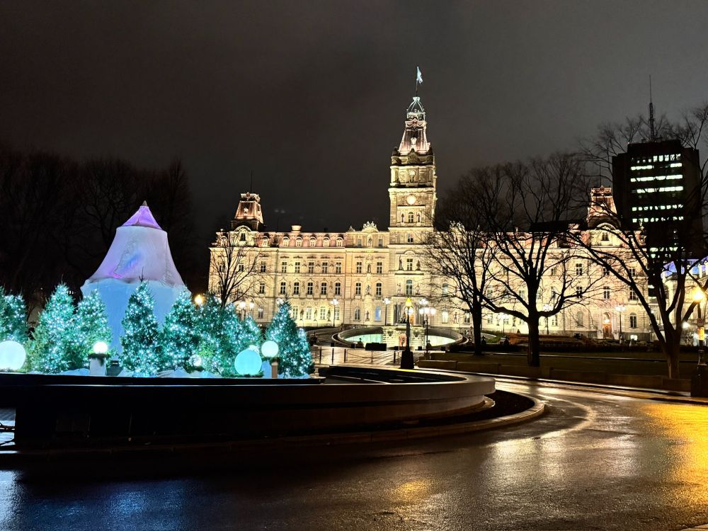 Quebec Parliament and water fountain.