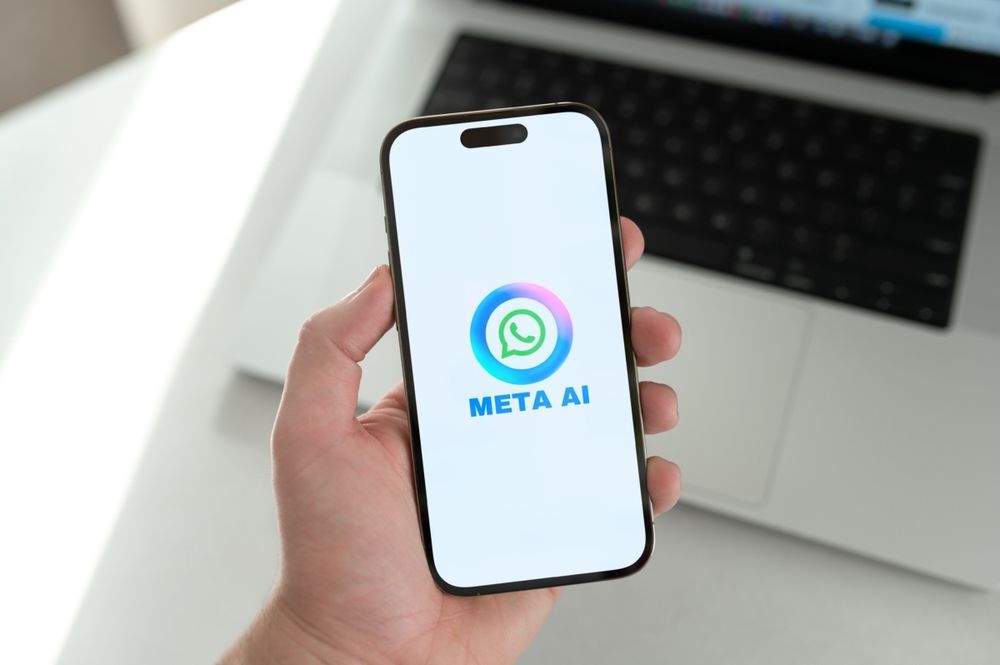 Whatsapp-Nutzer:innen können Meta AI nicht vollständig deaktivieren – aber mit dem neuen „Erweiterten Chat‑Datenschutz“ lässt sich die KI auf Chat‑Ebene wirkungsvoll blockieren. Whatsapp führt seit Ap...