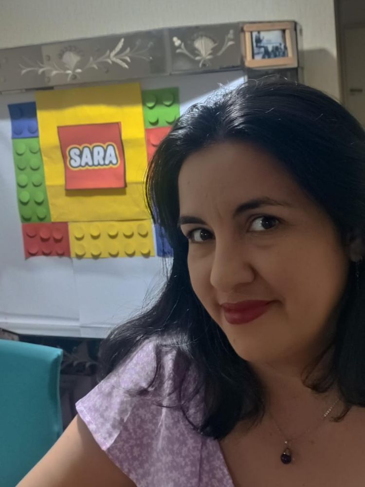 Sara y en el fondo una decoración de Lego con el nombre Sara.