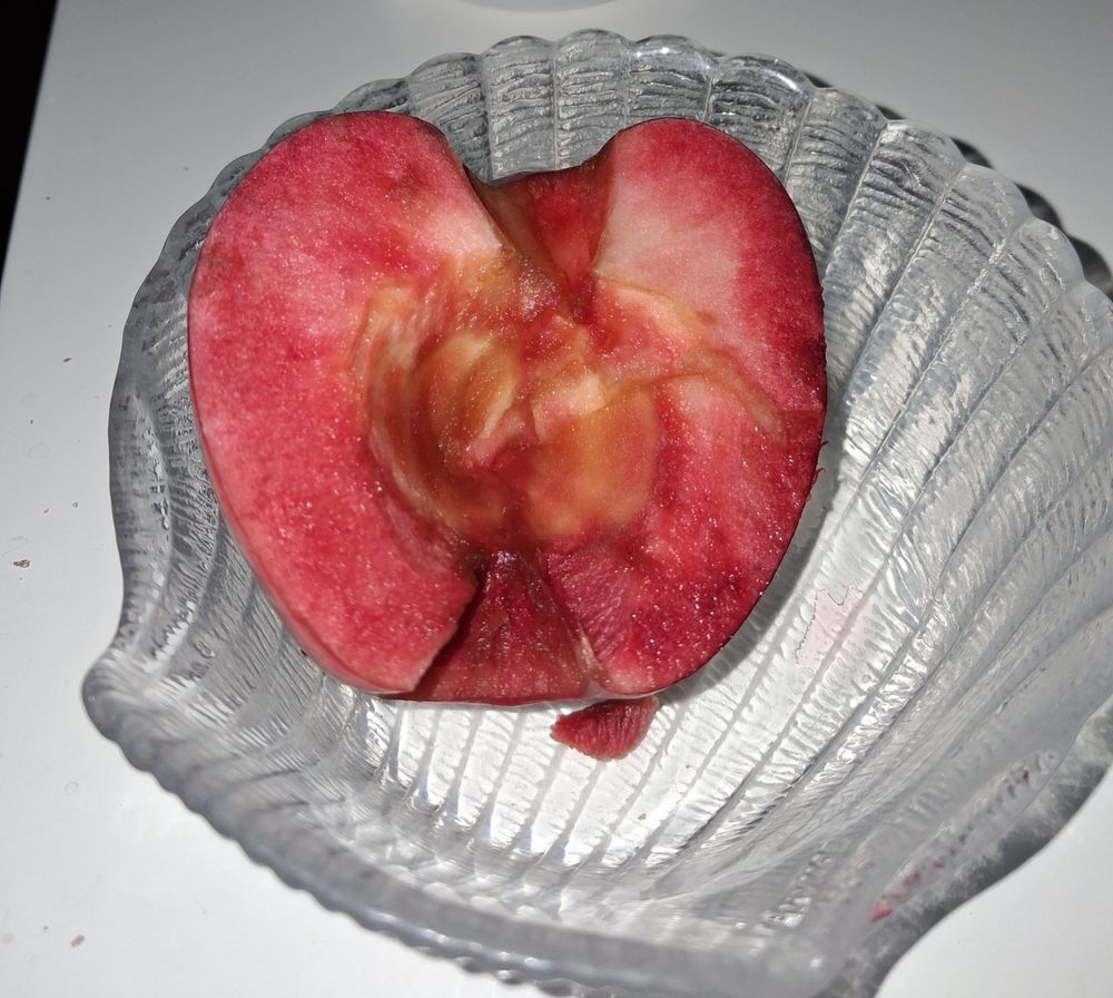 Halber Apfel mit rotem Fruchtfleisch 