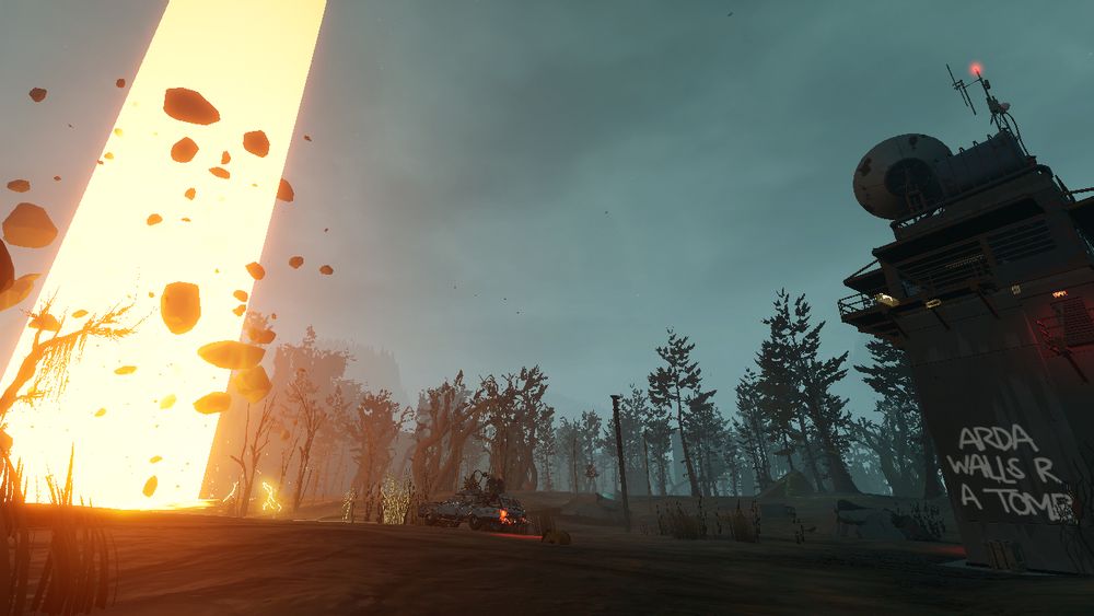 Captura de pantalla del videojuego Pacific Drive donde se ve una columna de luz cálida a la izquierda, el coche protagonista del juego en el centro y a la derecha una torre de comunicación con un grafiti que reza : "ARDA WALLS R A TOMB"