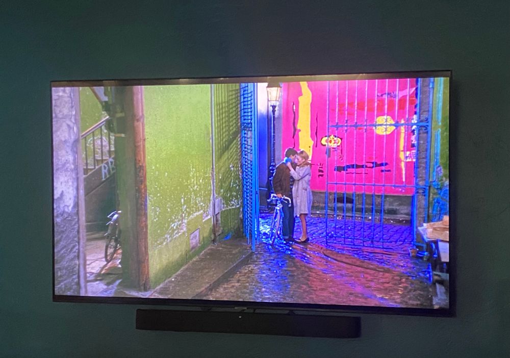 A photo of a scene from Les parapluies de Cherbourg. 