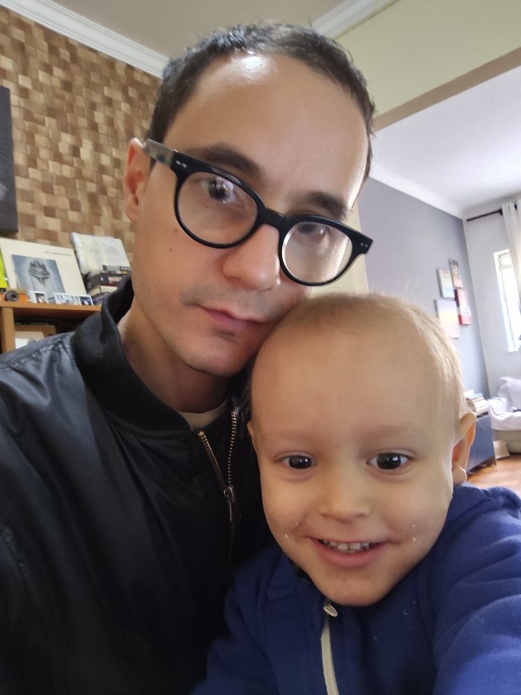 homem branco abraçado no filhinho lindo dele que dá risada enquanto tira a selfie dos dois