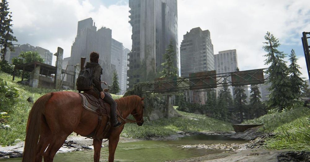 Ellie à cheval dans une ville en ruine où la nature a repris ses droits
