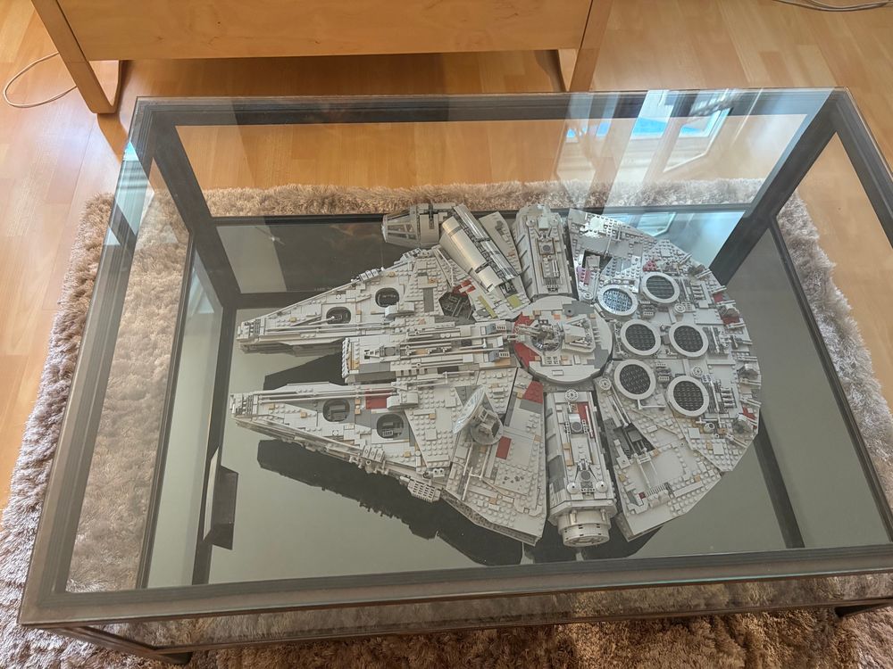 Le faucon millenium en Lego UCS exposé un l’intérieur d’une table basse en verre et en fer