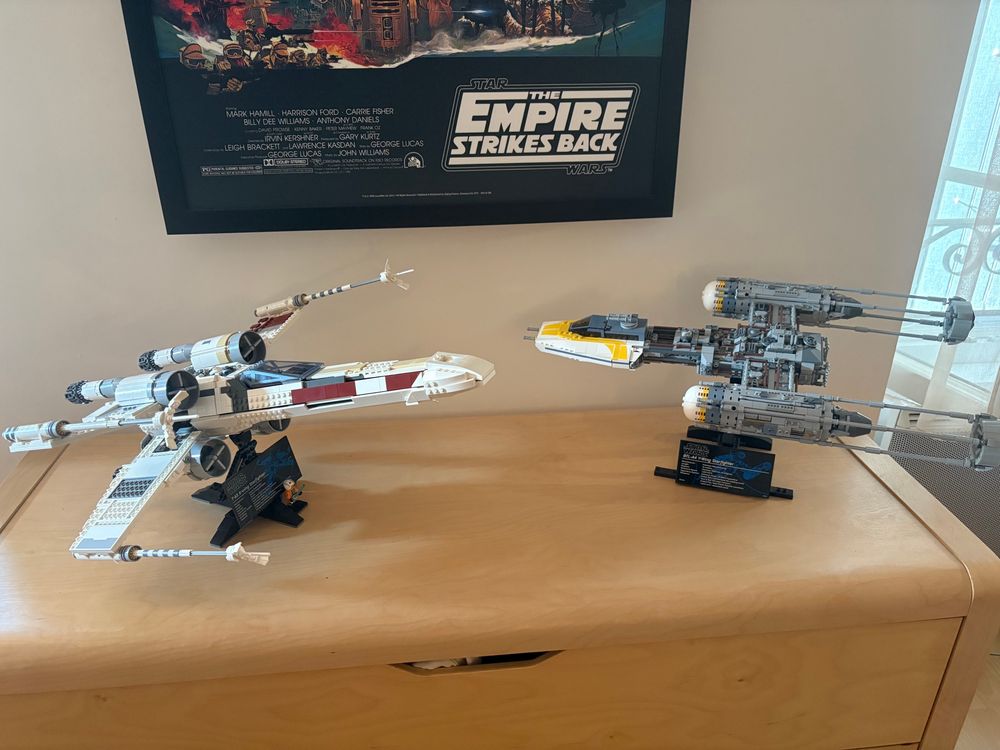 Le X-Wing et le Y-Wing en lego UCS exposés sur une commode. 