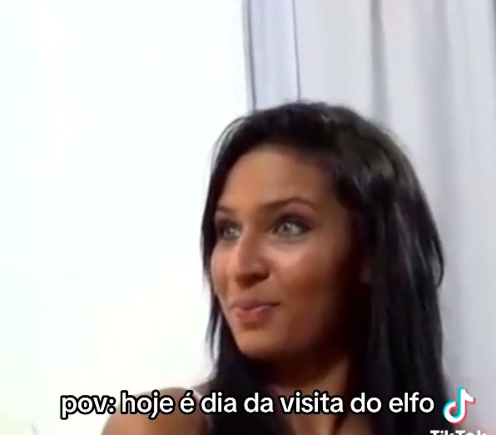 Uma imagem de ponto de vista (POV) de quando é dia da visita do elfo. Infelizmente, nesse caso, indescritível… pois a garota não sabe dizer o que é um elfo (mesmo hoje já sendo sabido ser um ser de luz). Ao ouvir tais palavras de explicação, os olhos da garota se reluzem e ela passa a prestar muita atenção. O frame em questão é a imagem estática da mulher de cabelos morenos, olhos cor champagne, sobrancelhas finas e feitas, sorrindo levemente mas com a boca fechada, muito interessada em saber o que de fato é um elfo.