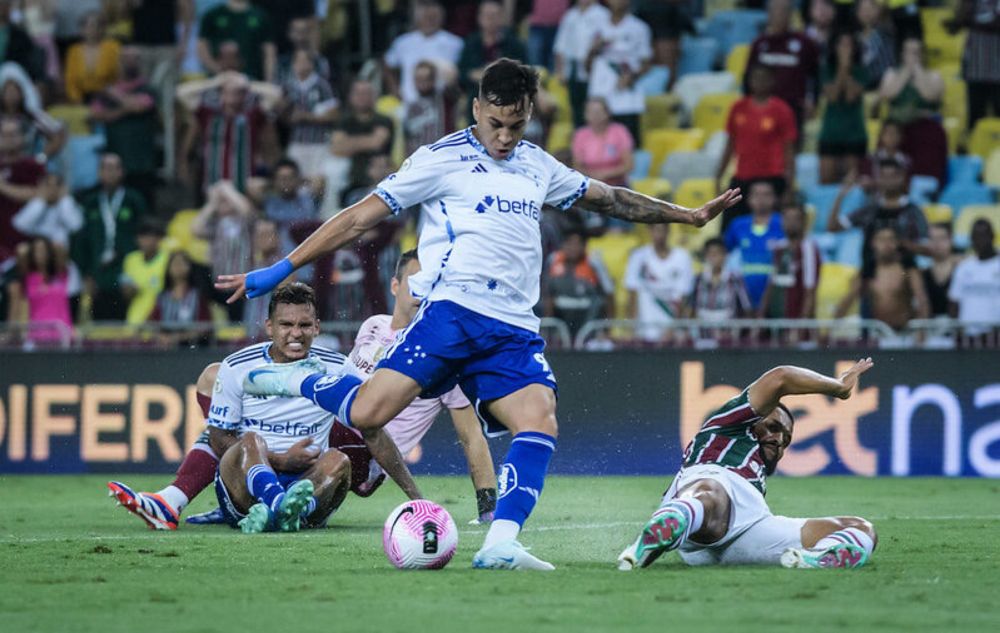 Cruzeiro desperdiça chances, é derrotado pelo Fluminense e mantém “sina” no Maracanã