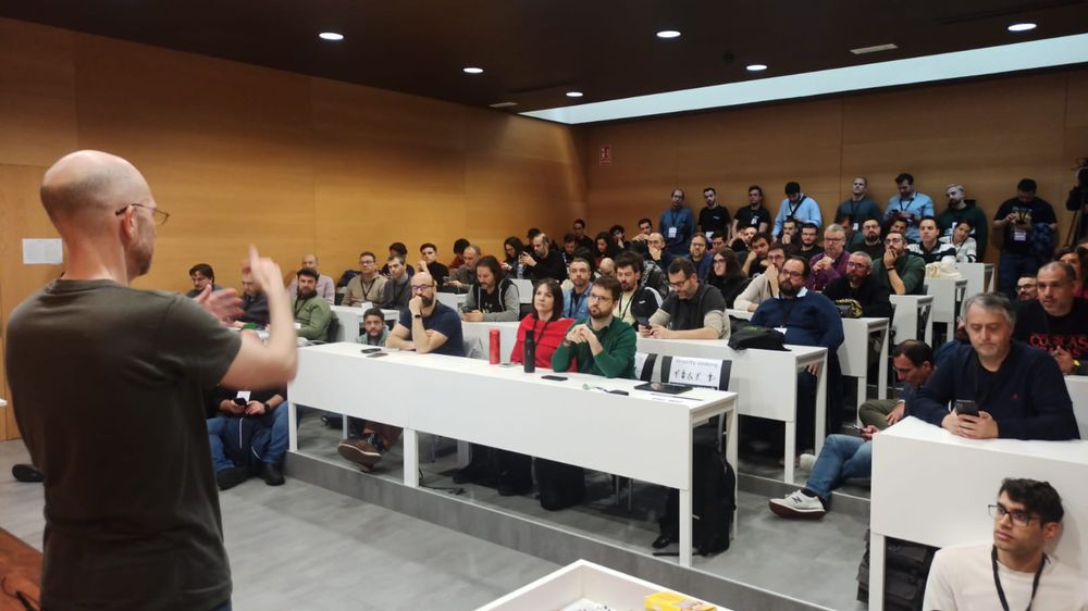 Track lleno en un charla del commit conf 2025