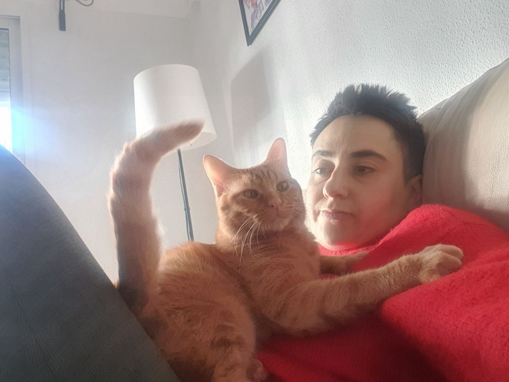 Mi gato Bizcocho tumbado sobre mi pecho.