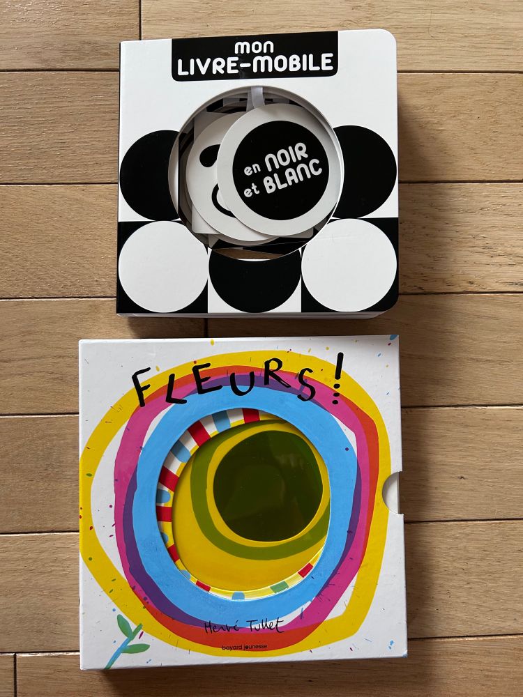 Mon livre mobile en noir et blanc et le livre Fleurs de Hervé Tullet