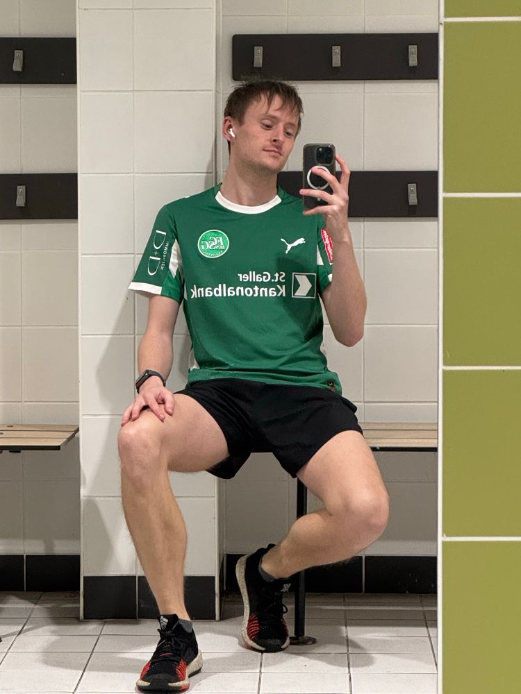 Gym mirror selfie. Wearing St Gallen FC shirt, black shorts & black/orange Adidas shoes 